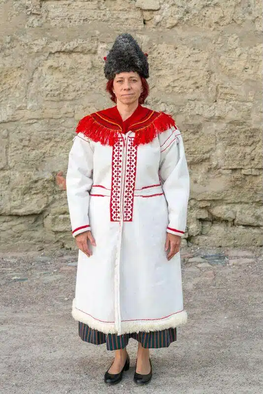 Mustjala naine kasuka ja sarikülliga, 19. saj