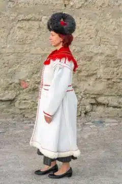 Mustjala naine kasuka ja sarikülliga, 19. saj