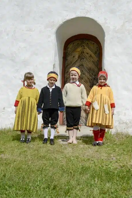 Vormsi väikese tüdruku ja poisi rahvarõivad, 19. saj