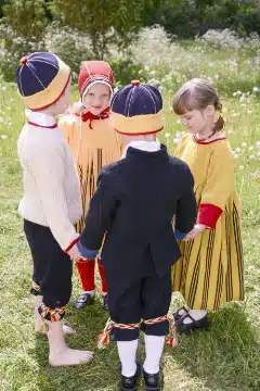 Vormsi poisi ja väikese tüdruku  rahvarõivad, 19. saj