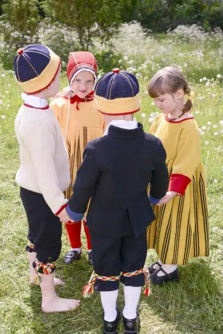 Vormsi poisi ja väikese tüdruku rahvarõivad, 19. saj