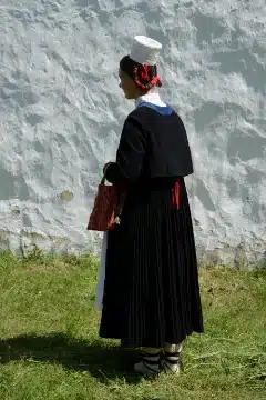 Vormsi naise rahvarõivad, 19. saj
