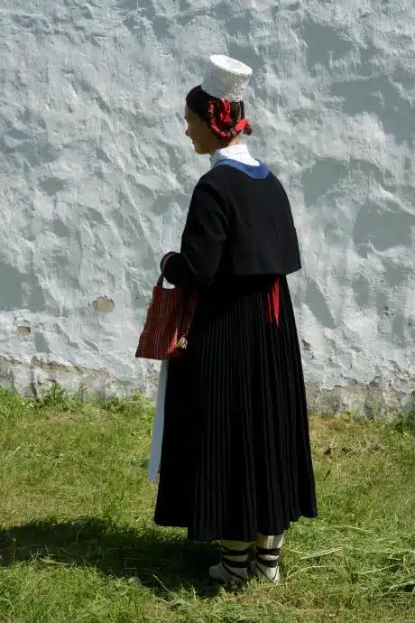 Vormsi naise rahvarõivad, 19. saj