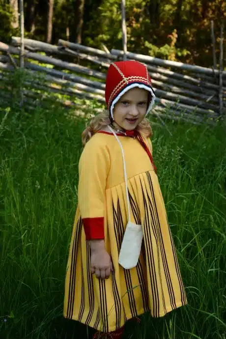 Vormsi väikese tüdruku rahvarõivad, 19. saj