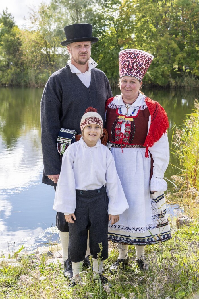 Mustjala naise, mehe ja poisi rahvariided, 19. sajand