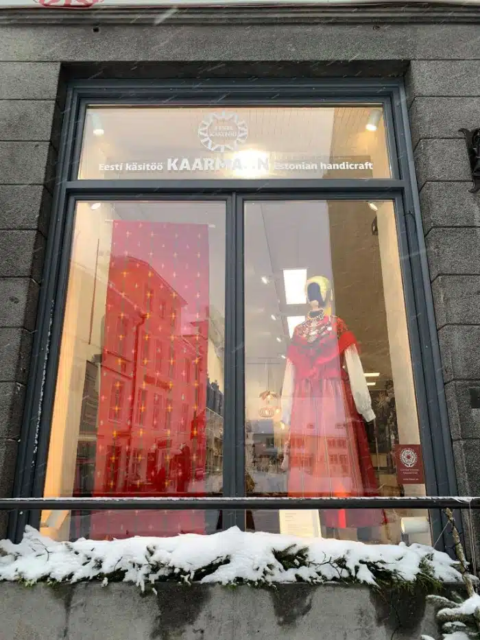 MTÜ Rahvarõivas väljapanek Kaarmanni käsitöökaupluse aknanäitusel