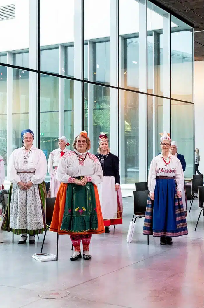 ERMi rahvarõivavalmistajate kooli 8. lend esitles oma rõivakomplekte