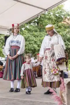 Türi rahvarõivakomplektide esitlemine rahvarõivaste tuulutamisel