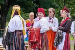 Rahvarõivaste tuulutamisel, keskel Anne Ummalas Rapla kihelkonna rõivakomplektis