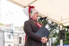 MTÜ Rahvarõivas eestvedaja Anu Randmaa tuulutamist juhtimas