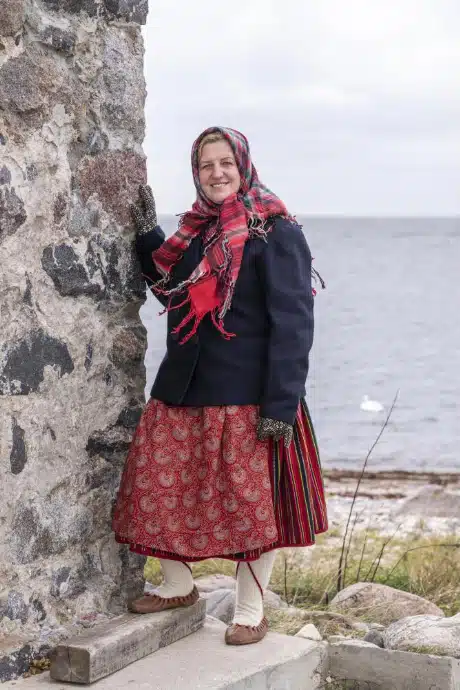Kihnu naine punase kördiga
