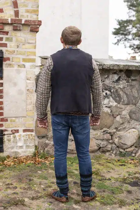 Kihnu mees troi ja kasukvestiga