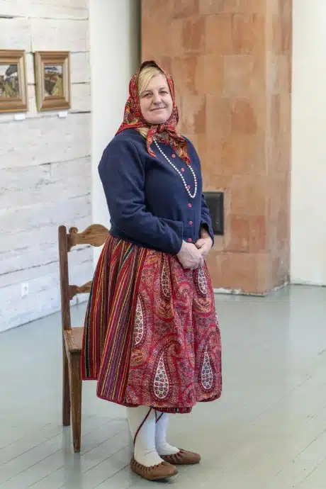 Kihnu naine punase kördiga