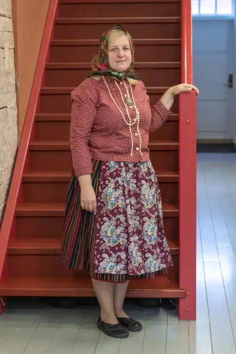 Kihnu naine poolpunase kördiga