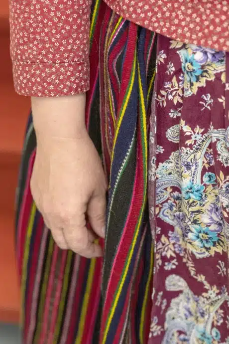 Kihnu naine poolpunase kördiga