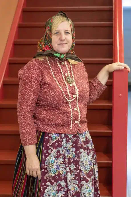 Kihnu naine poolpunase kördiga