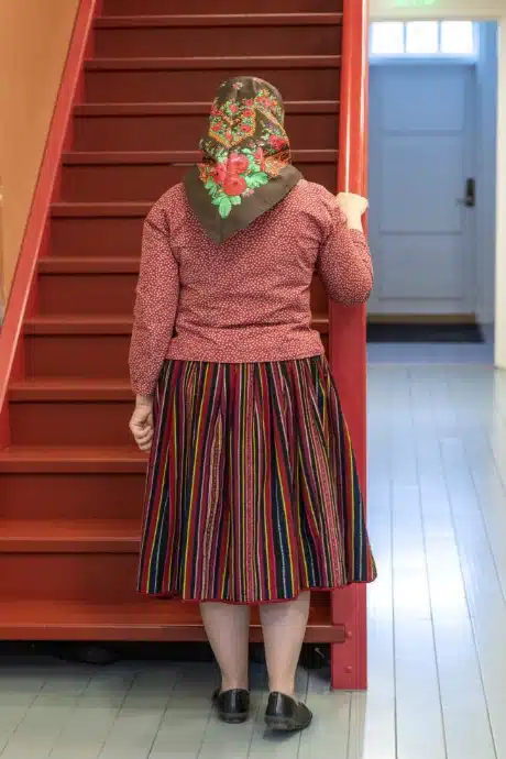 Kihnu naine poolpunase kördiga
