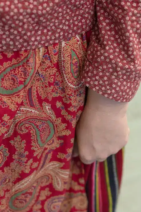 Kihnu naine punase kördiga