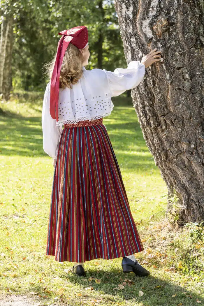 Lõpetab Raplamaa rahvarõivaste valmistamise kursus Lõpetab Raplamaa rahvarõivaste valmistamise kursus