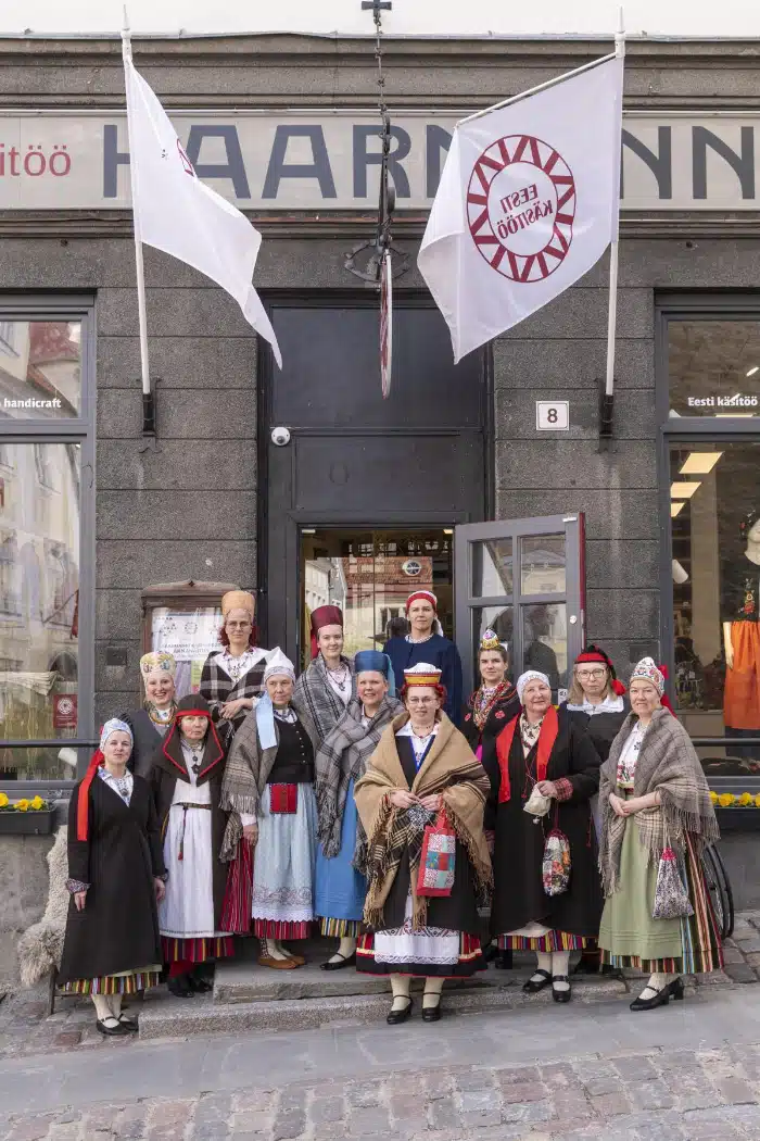 Tallinna rahvarõivakooli lõpetajate komplektid pakkusid silmailu