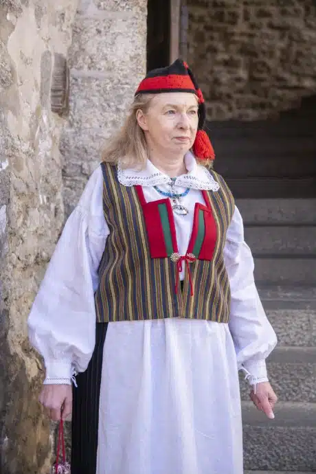 Püha naise rahvariided, 19. saj