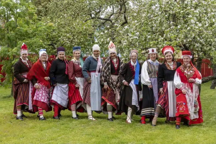 Pärnumaa rahvarõivakooli lõpetamisel sai näha kauneid rõivakomplekte