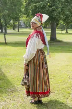 Tõstamaa naise rahvarõivad, 19. saj II pool
