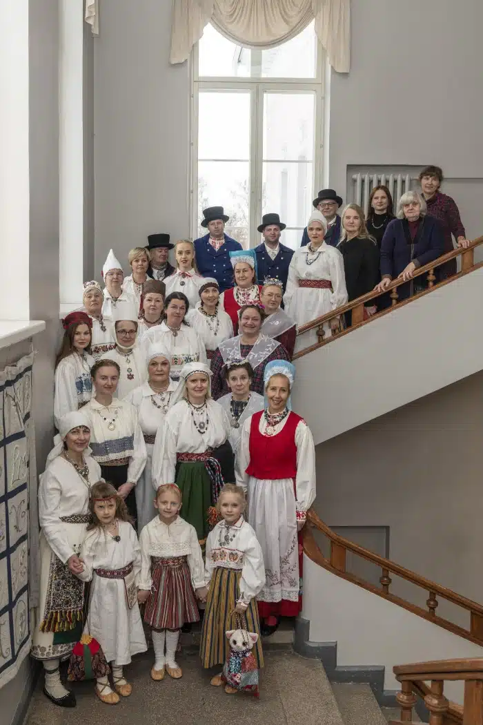 Laulasmaa rahvarõivakursuse lõpetajad esitlesid oma rõivakomplekte