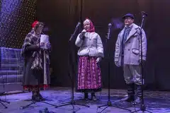 Anu Randmaa Tõstamaa kihelkonna rahvarõivais ning Tiina Laiva koos abikaasaga Ruhnu kihelkonna rõivais