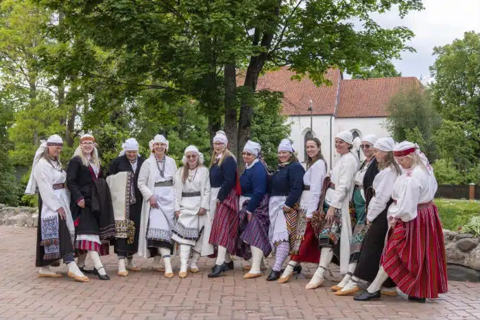 Viljandi rahvarõivakooli lõpetajad esitlesid oma rõivakomplekte Viljandi rahvarõivakooli lõpetajad esitlesid oma rõivakomplekte