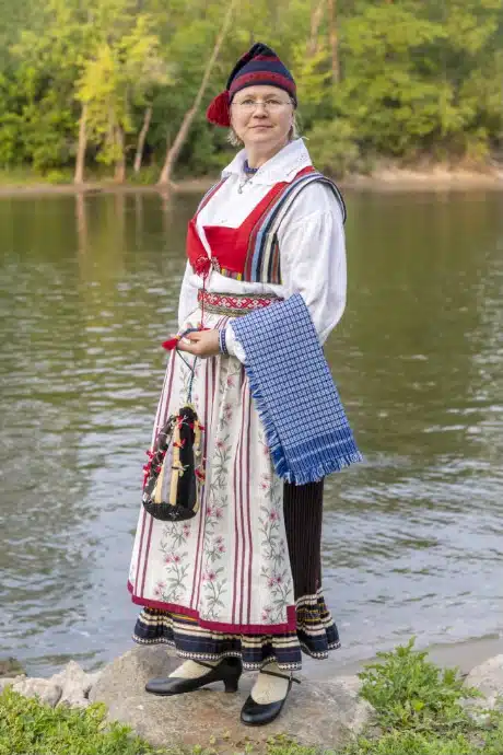 Valjala naise rahvariided, 19. saj I pool