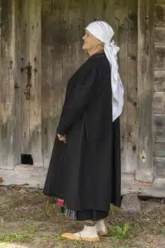 Halliste naise rahvarõivad, 18. saj