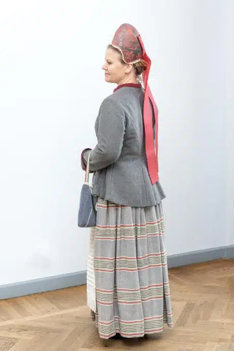 Iisaku naise linnamoelised rõivad, 19. saj lõpp