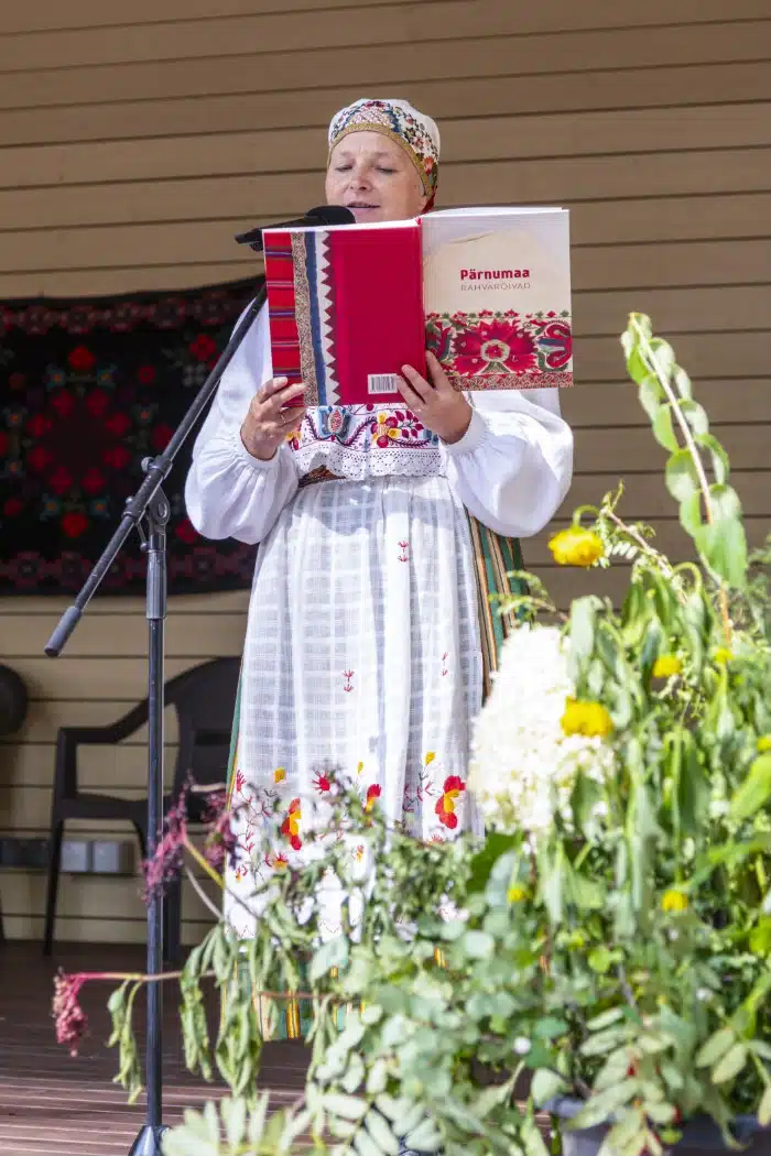 Augustikuus tuulutati rahvarõivaid Pärnus ja Viljandimaal