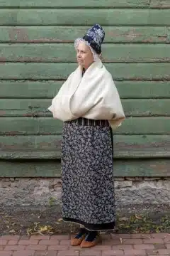 Ruhnu naise paastuaja rõivad