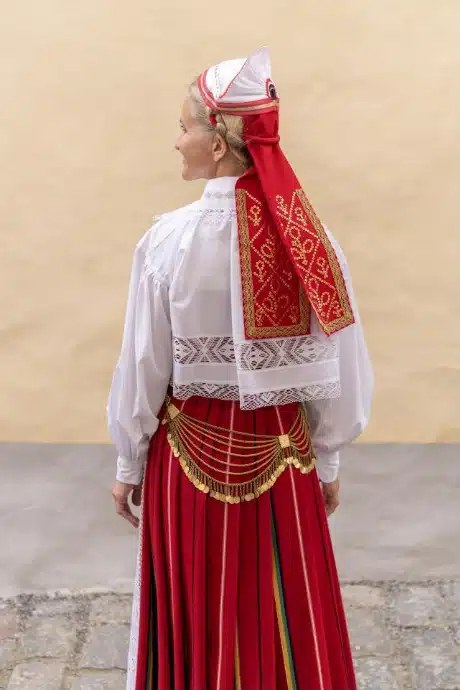 Pyhalepa_naine_19_saj_II_pool_Janne_Lass_tagant_detail_2