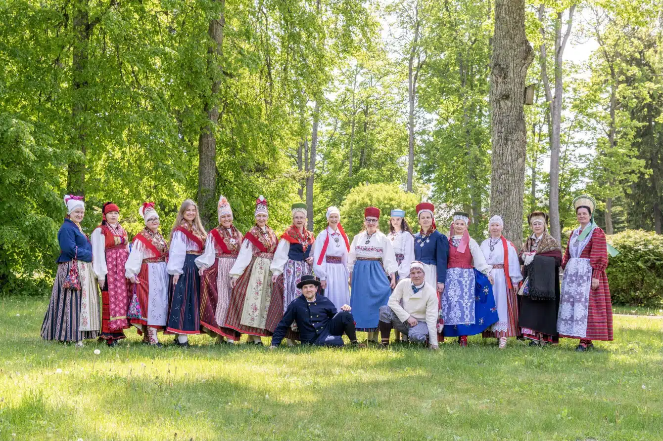 Pärnumaa rahvarõivakooli neljanda lennu lõpetajad
