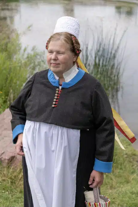 Vormsi_naine_kampsuniga_19_saj_II_pool_Veronika_Isberg_2025_detail_3