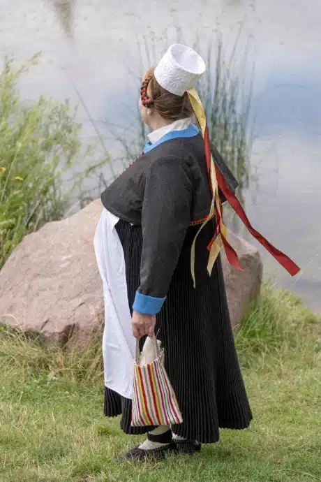 Vormsi_naine_kampsuniga_19_saj_II_pool_Veronika_Isberg_2025_kyljelt