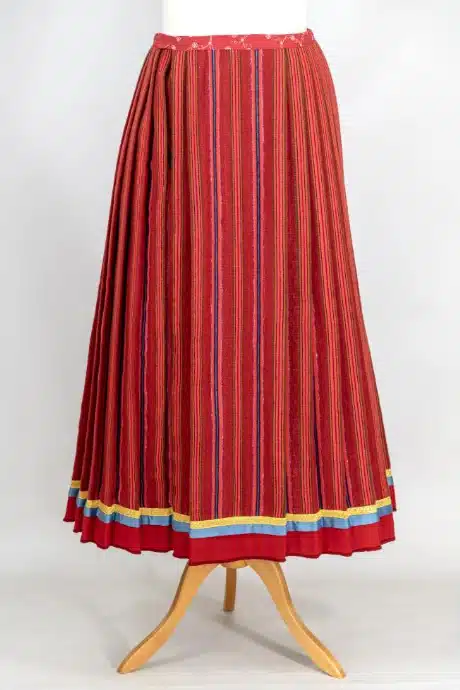 Taastatud Tõstamaa seelik