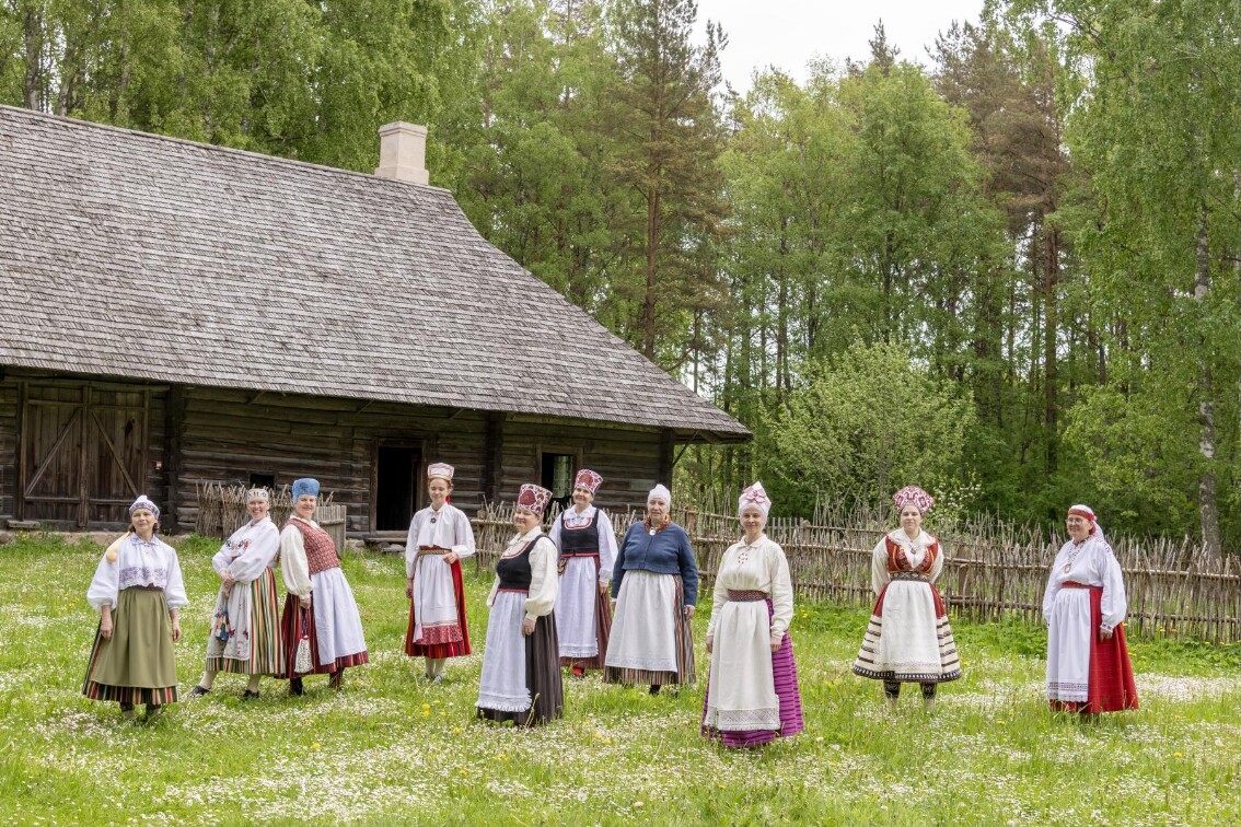 Tallinna rahvarõivakooli lõpetajad esitlesid vabaõhumuuseumis uusi rahvarõivakomplekte Tallinna rahvarõivakooli lõpetajad esitlesid vabaõhumuuseumis uusi rahvarõivakomplekte