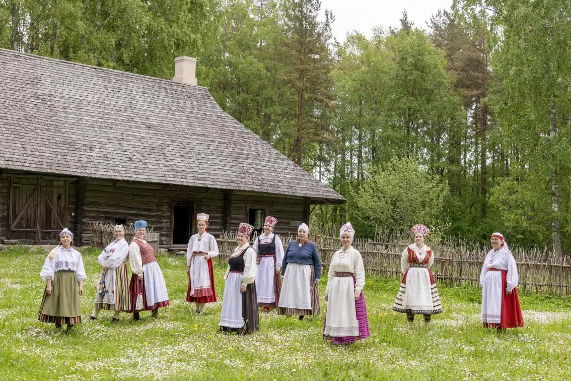 Tallinna rahvarõivakooli lõpetajad esitlesid vabaõhumuuseumis uusi rahvarõivakomplekte Tallinna rahvarõivakooli lõpetajad esitlesid vabaõhumuuseumis uusi rahvarõivakomplekte