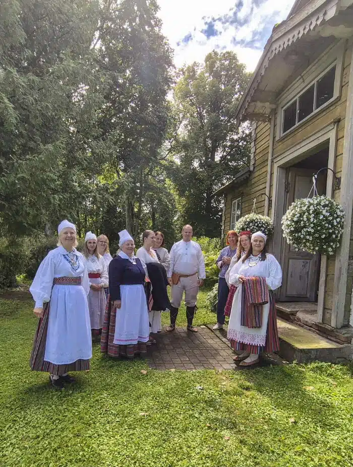 Viljandimaal Jaskamõisas tuulutati rahvarõivaid Viljandimaal Jaskamõisas tuulutati rahvarõivaid