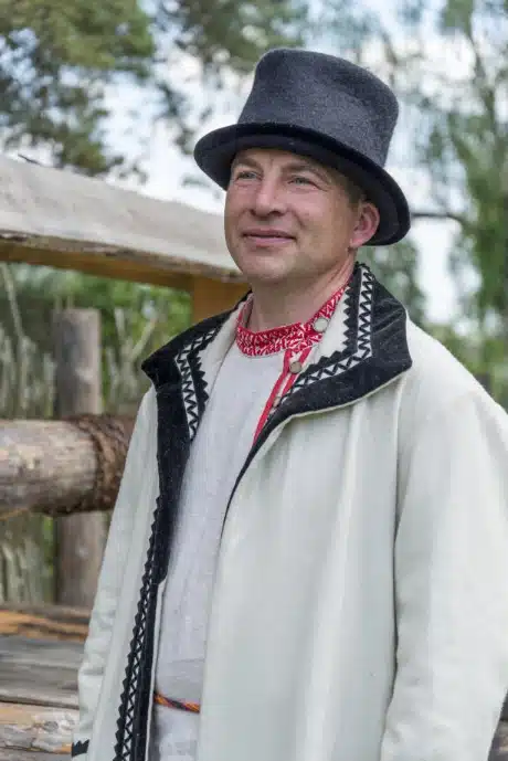 Seto mees pühapäevarõivais