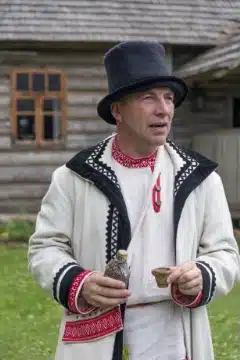 Seto mees pühapäevarõivais
