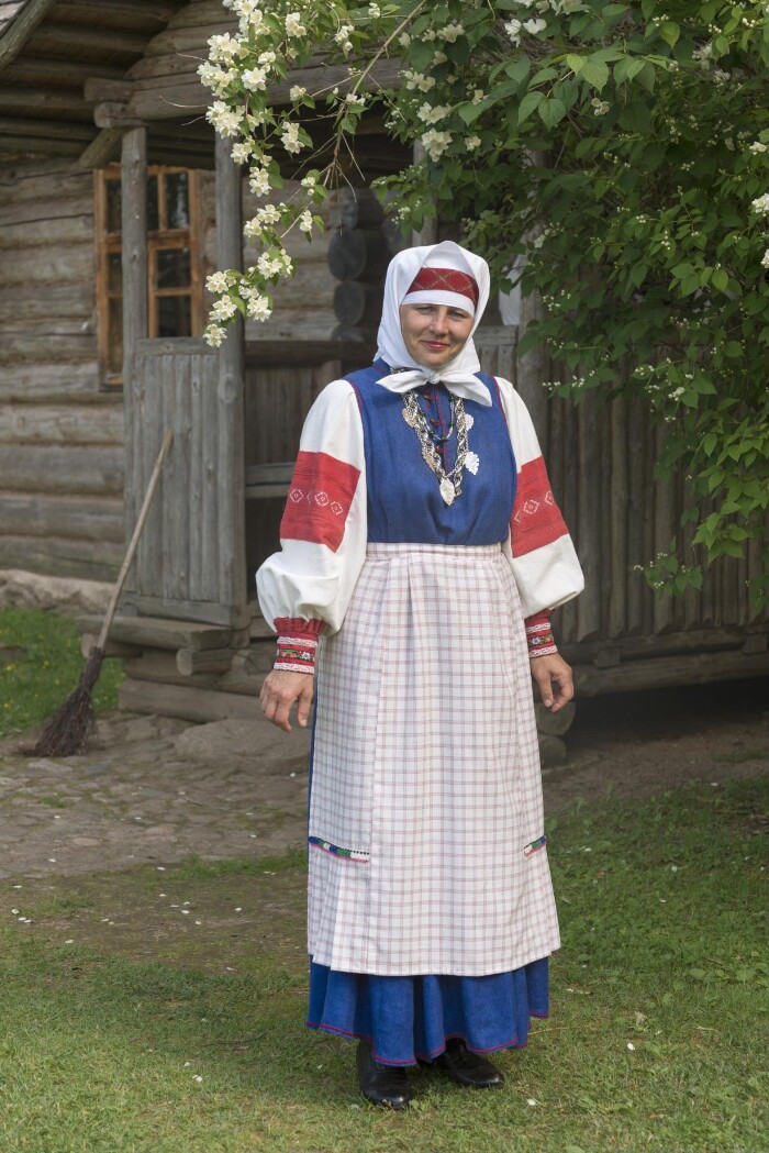 Seto abielunaine sinise rüüga