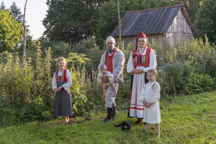 Anseküla perekond rahvarõivais