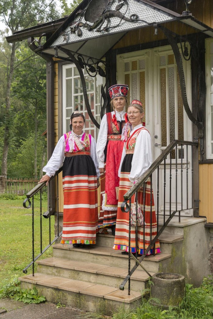 Jämaja naiste rahvarõivad