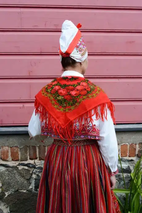 Kihnu nooriku rahvarõivad