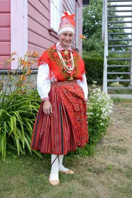 Kihnu nooriku rahvarõivad